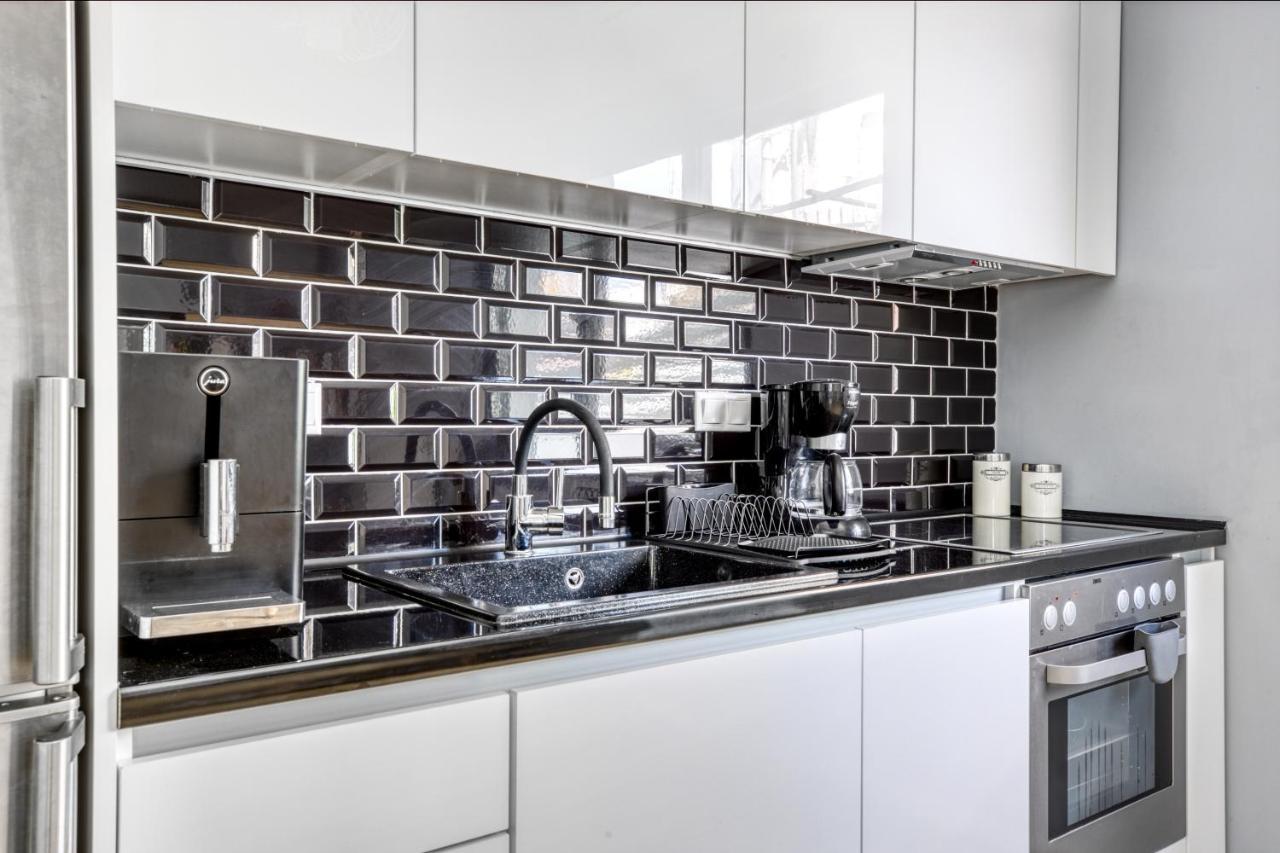 Spacious Flat With Courtyard And Private Parking! 아테네 외부 사진
