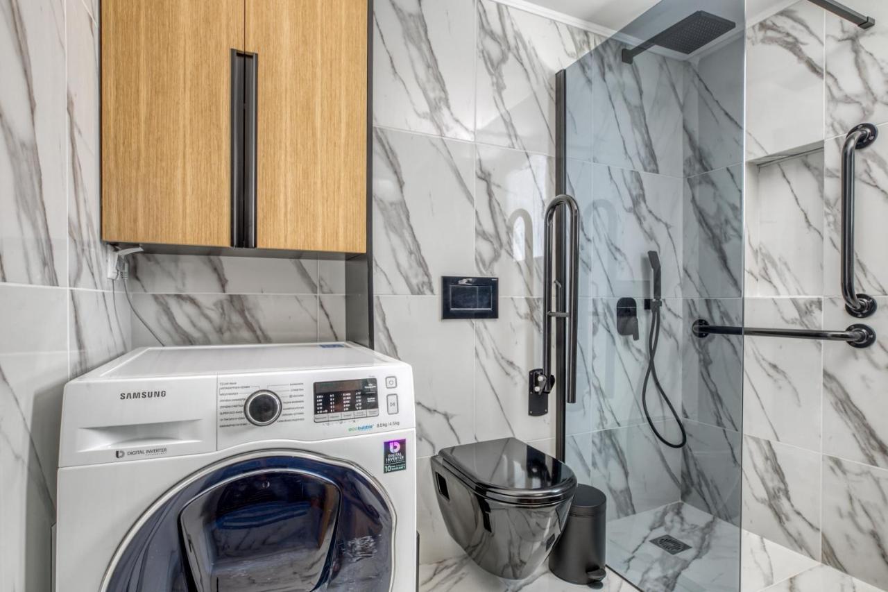 Spacious Flat With Courtyard And Private Parking! 아테네 외부 사진