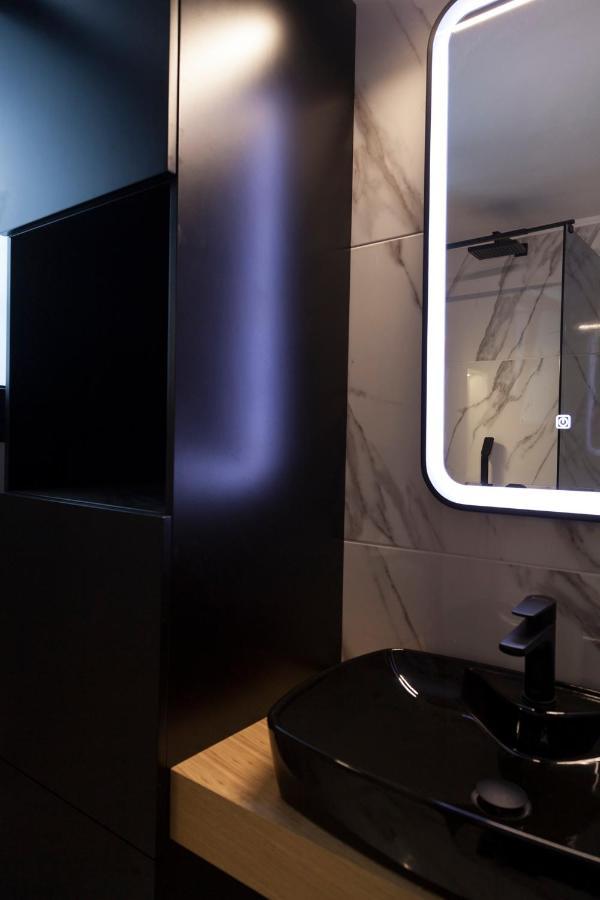 Spacious Flat With Courtyard And Private Parking! 아테네 외부 사진